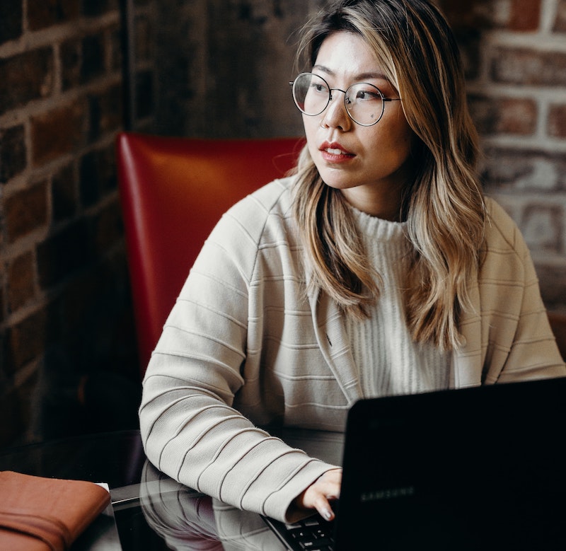 young-woman-at-laptop